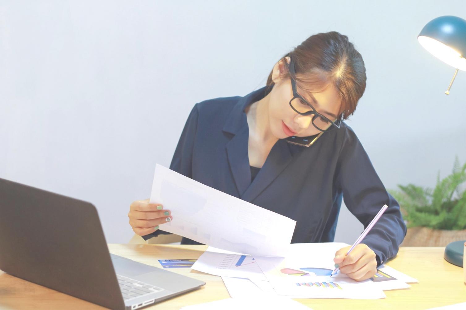 Professionelles Arbeitsumfeld mit modernen Büroräumen